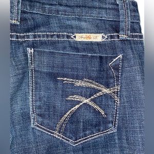 FRANKIE B. VINTAGE 2000s
LOW-RISE FLAIR JEAN 
SIZE: US(6)  DARK DENIM